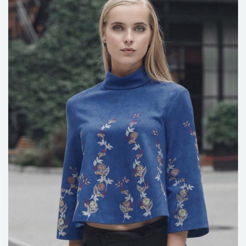 Zara Embroidered Faux Suede Womens Medium Blue Floral Mock Neck Cropped Blouse